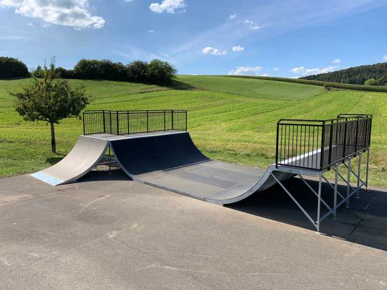 Mini Ramp mit seitlicher Quarter